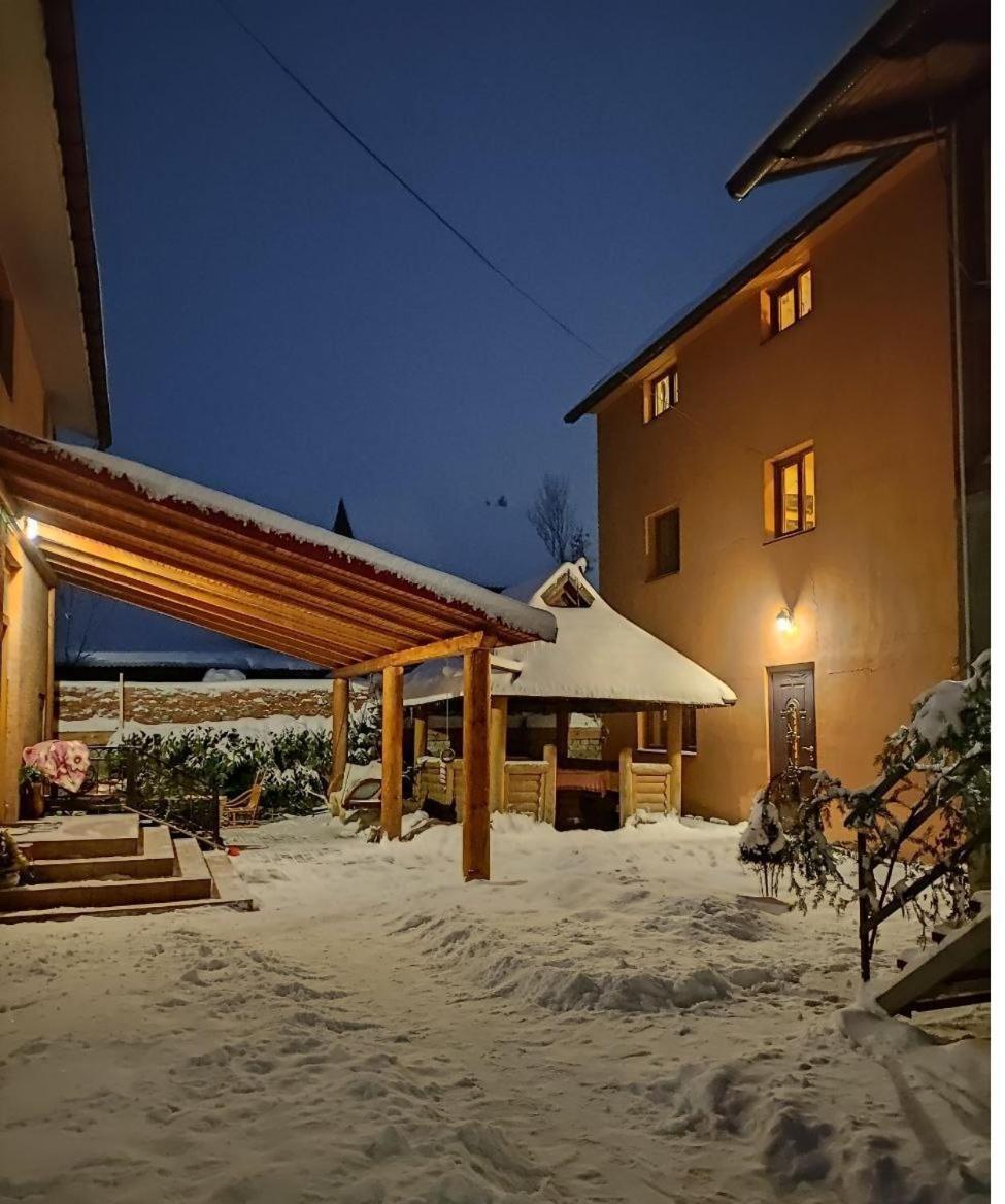 Guest House Mandrivnyi Rooms&Apartments Jassinja Exterior foto