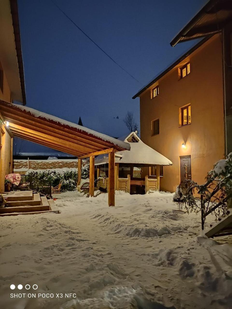 Guest House Mandrivnyi Rooms&Apartments Jassinja Exterior foto